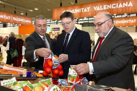 GRA130. BERLÍN, 03/02/2016.- El presidente de la Generalitat, Ximo Puig (c), visita el stand de la Comunitat Valenciana en la Fruit Logística 2016, la feria internacional de frutas y verduras que se celebra en la capital alemana. EFE/Patricia Sevilla Cior