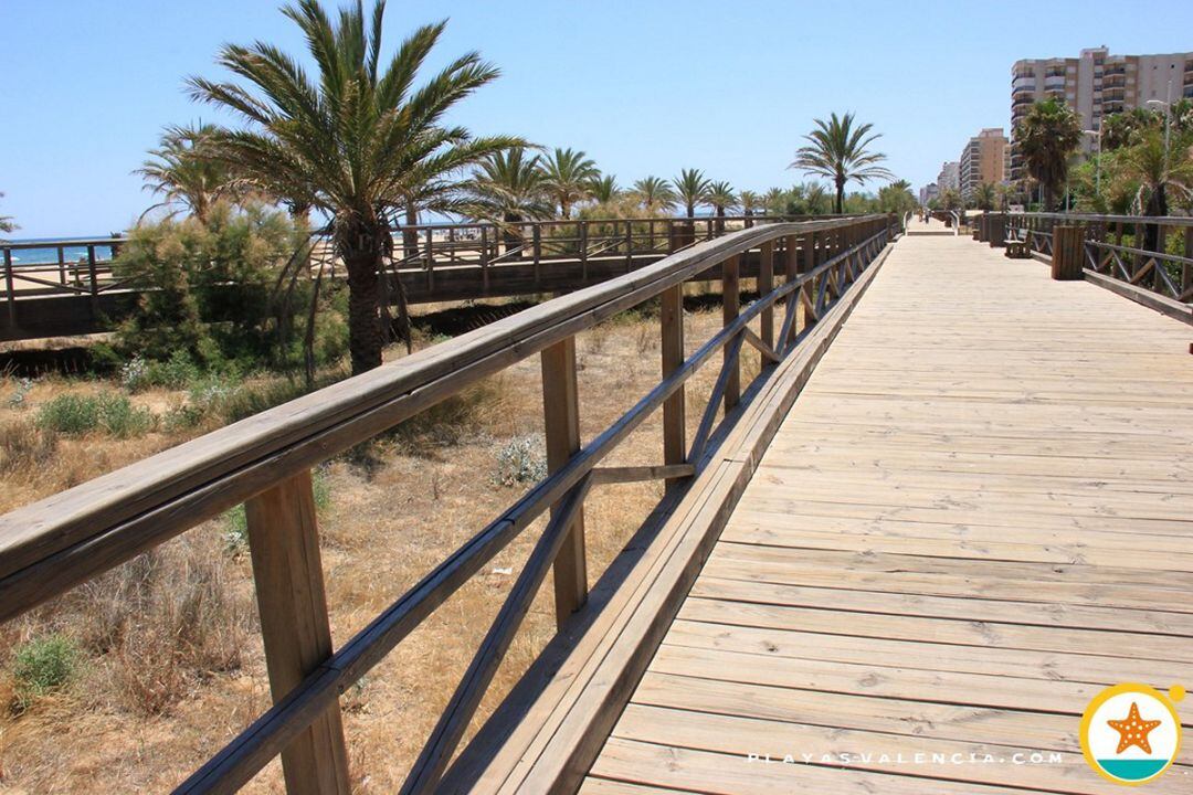 Pasarela de madera por encima de las dunas en Gandia
