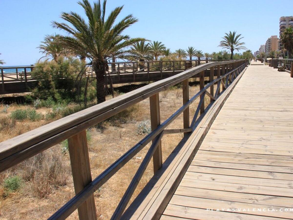 Una pasarela de madera por encima de las dunas de Piles a Dénia y un bulevard de Oliva a l'Alqueria