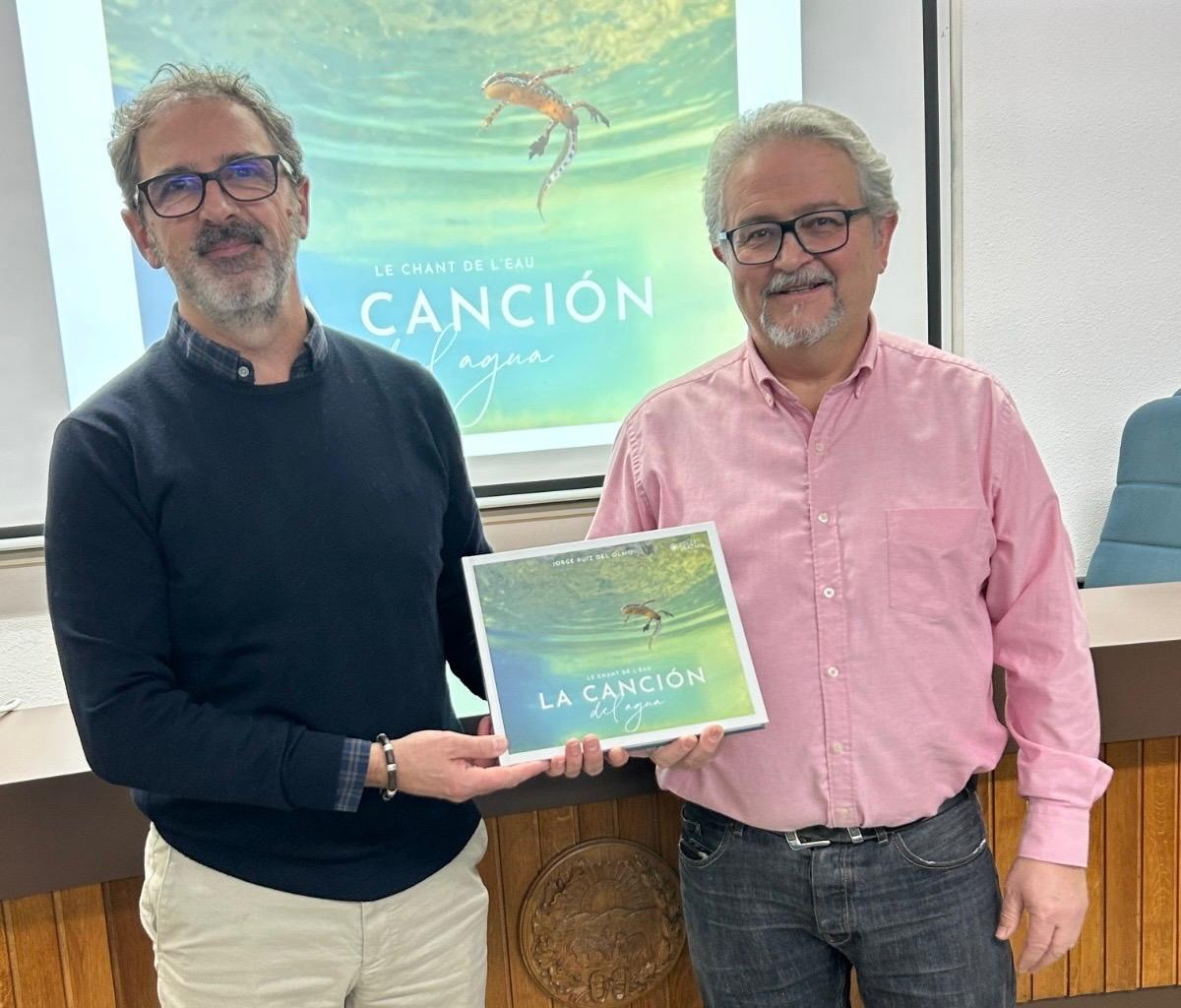 Jorge Ruiz del Olmo, autor del libro, junto a Fernando Carrera, presidente del Colegio Oficial de Veterinarios de Huesca