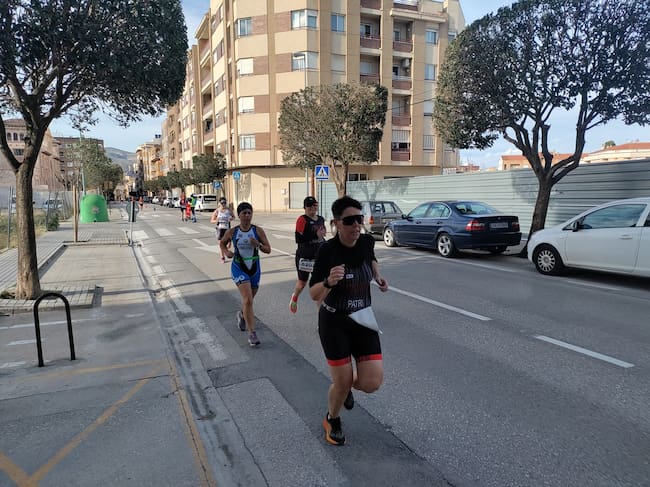 Foto del duatló ciutat d'Ontinyent a la seua recta final // Alexis Robledillo