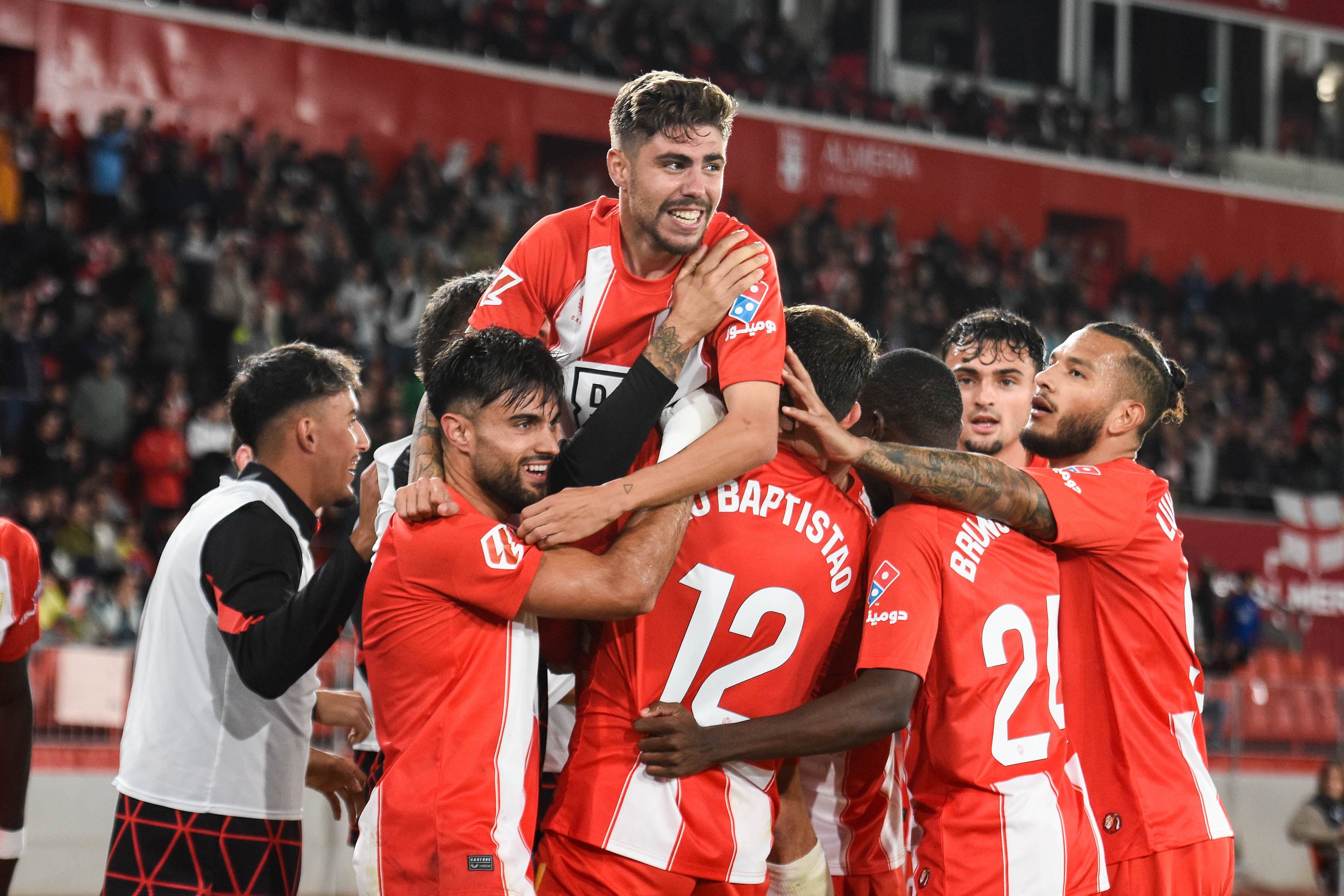 Cada imagen con los jugadores del Almería de protagonistas demuestra la enorme unión que hay en el grupo rojiblanco que espera alargar la racha.