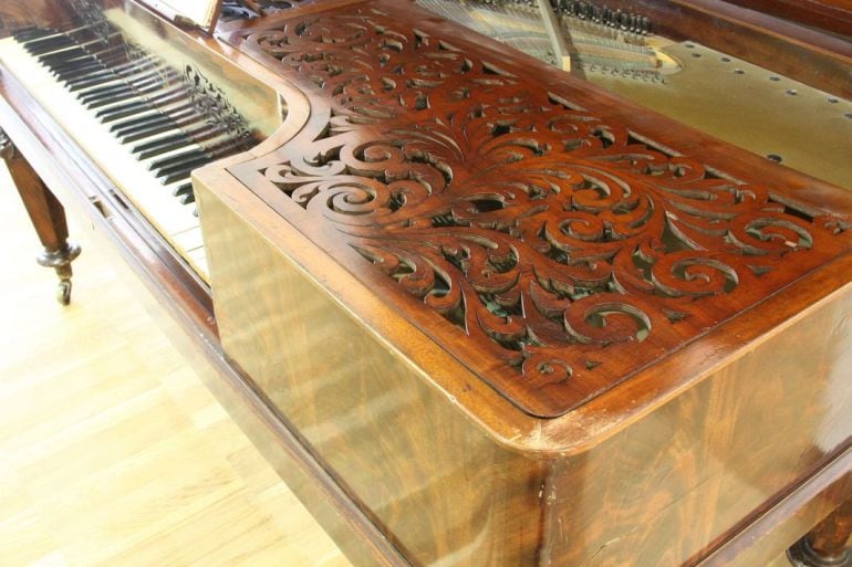 Piano de la Biblioteca Musical Víctor Espinós, en Conde Duque, dedicada a la promoción y difusión de la música y su estudio desde 1919