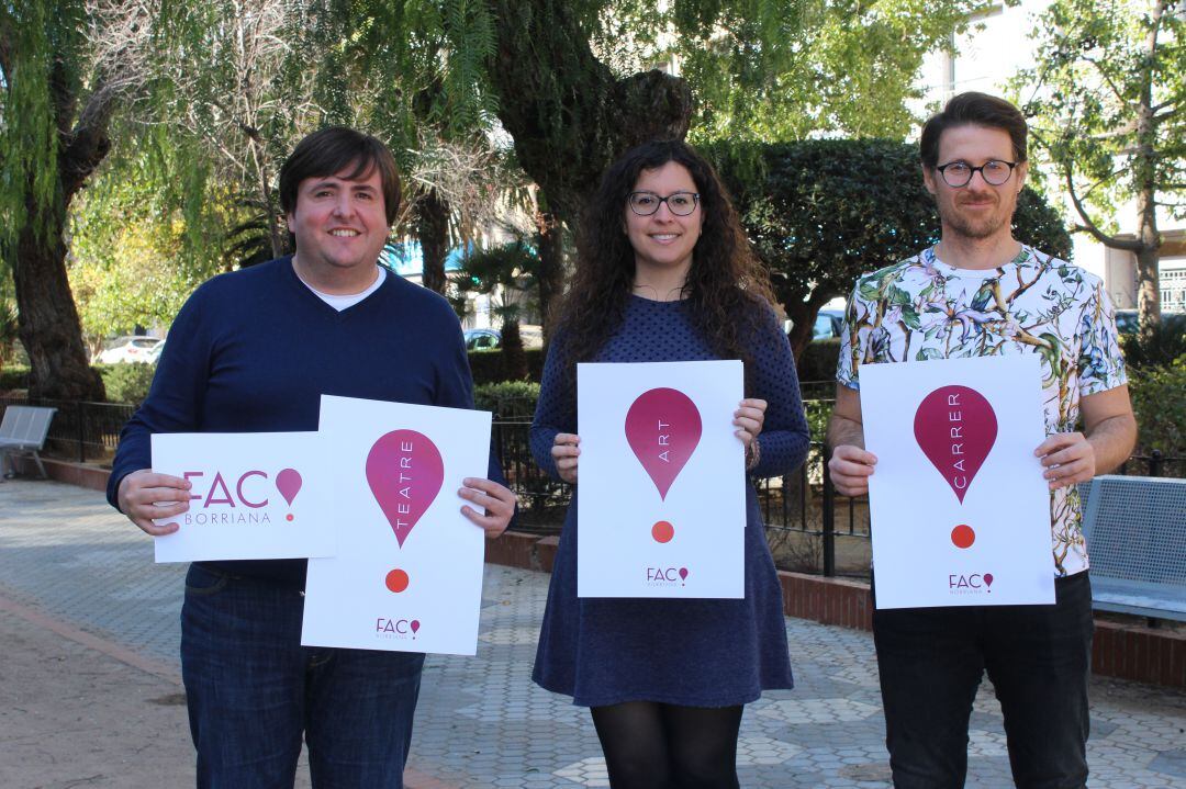 El concejal de Cultura de Borriana, Vicent Granel, la de festes, Lluïsa Monferrer y  el miembro de Suc de Llima, Iván Llidó