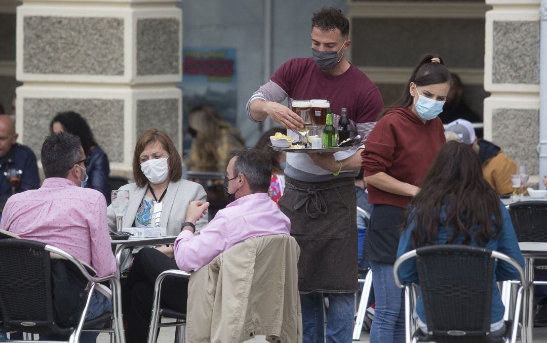 Varias personas en la terraza de un bar a principios de mayo en Galicia