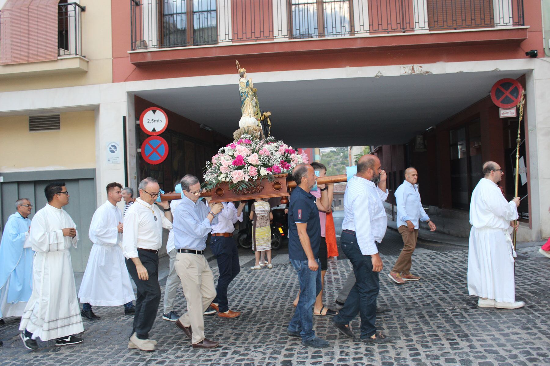 La imagen de la Virgen subiendo por la calle Sant Nicolau