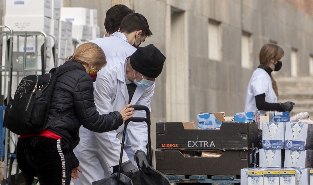 Familias necesitadas recogen alimentos