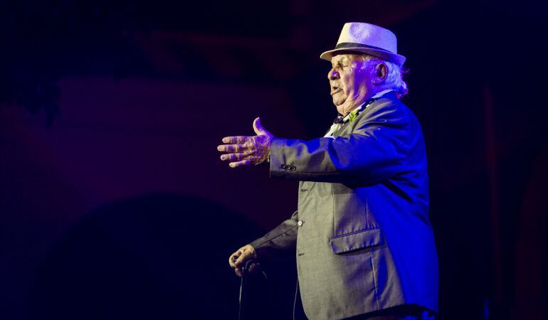 El Cuchara cantando por martinetes en la apertura del espectáculo &#039;Yo vengo de Utrera&#039;