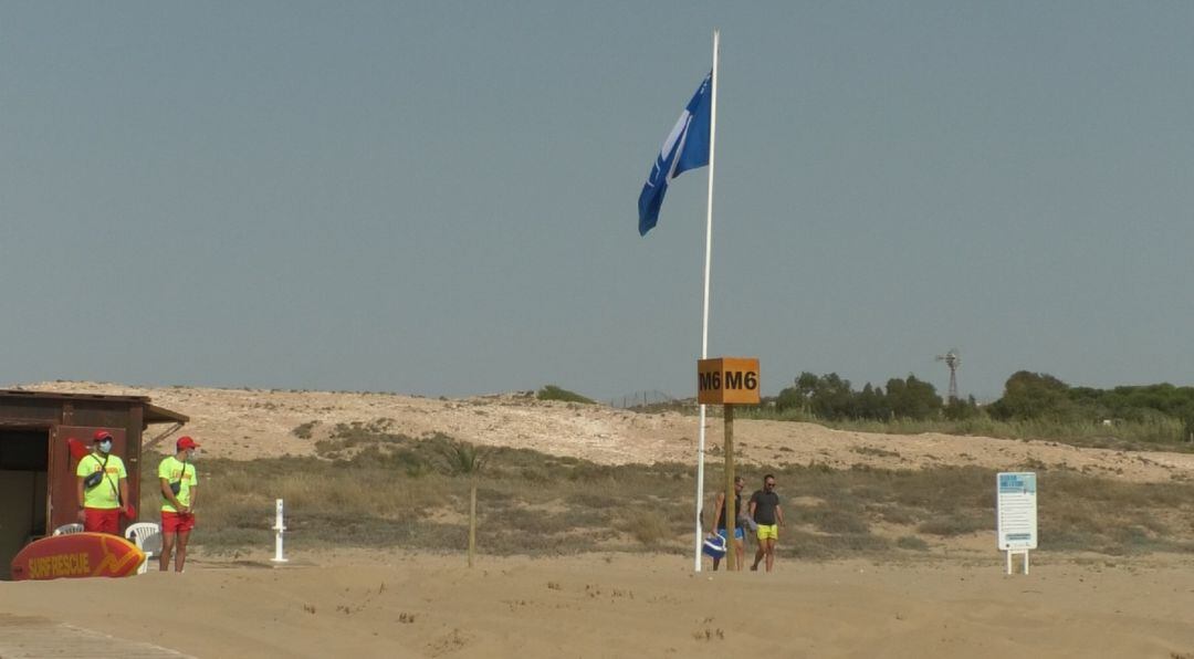 Bandera azul en la playa de Arenales Sur Elche