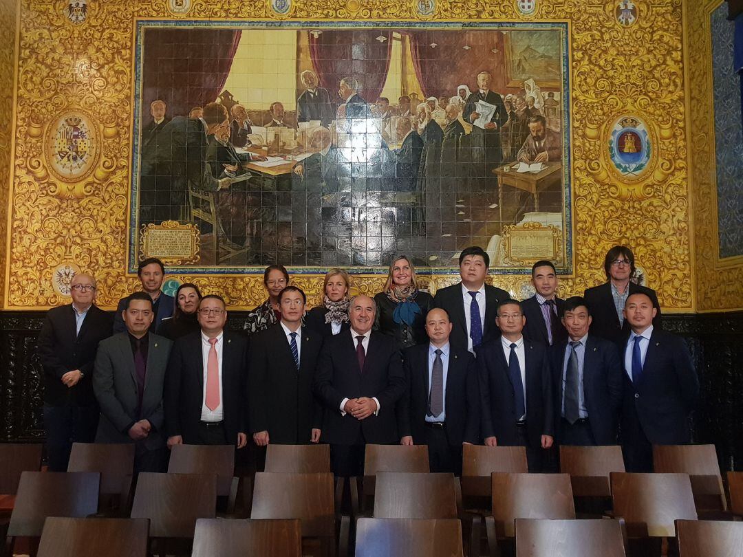 Representantes de la Corporación algecireña y de la delegación china, en el salón de plenos del Ayuntamiento