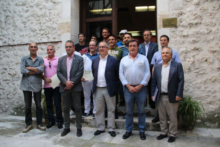 Miembros de la Junta, la Diputación y el alcalde de Cuéllar junto con los alumnos que han participado en el programa de formación y empleo forestal en Cuéllar.