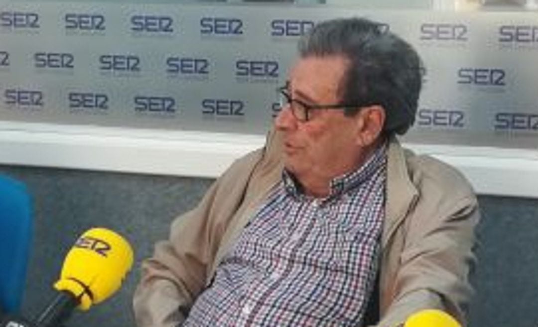 Enrique Pérez Parrilla durante una tertulia en SER Lanzarote.