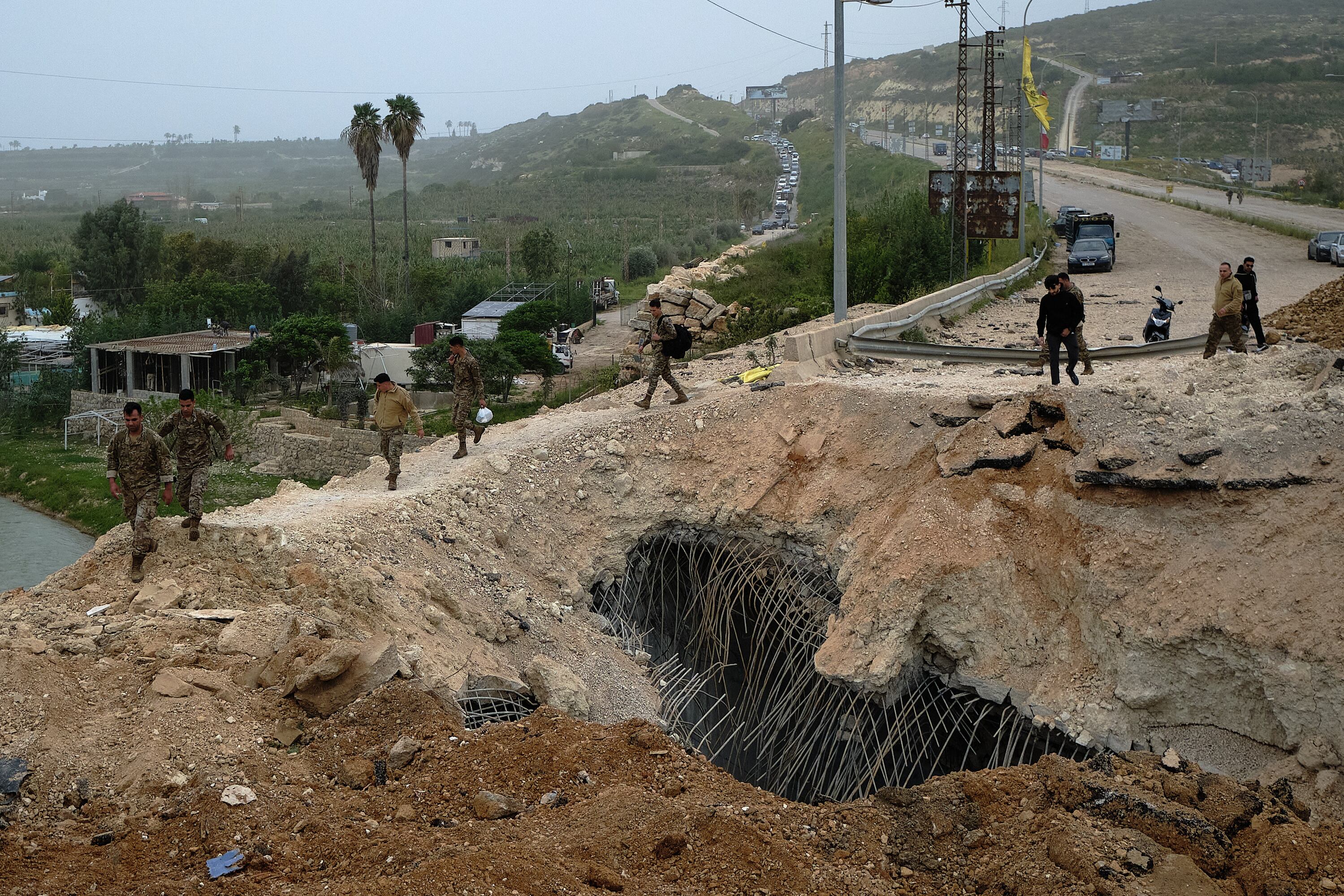 Bombardeado horas antes de la entrada en vigor del alto el fuego con Israel, el puente de Qasmiye pende de un estrecho hilo de tierra por el que solo se cuelan algunas motos o personas a pie, imposible de atravesar para los miles de desplazados del sur del Líbano.