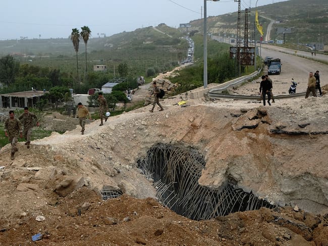 Bombardeado horas antes de la entrada en vigor del alto el fuego con Israel, el puente de Qasmiye pende de un estrecho hilo de tierra por el que solo se cuelan algunas motos o personas a pie, imposible de atravesar para los miles de desplazados del sur del Líbano.