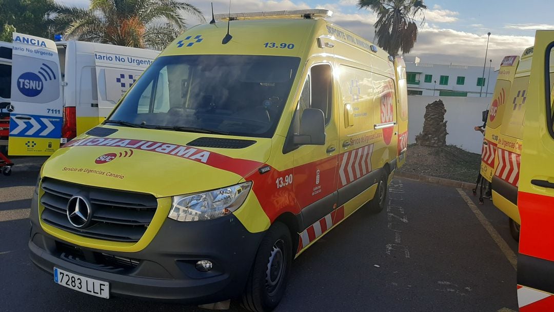 Ambulancias en el exterior del hospital doctor José Molina Orosa de Arrecife, en Lanzarote.