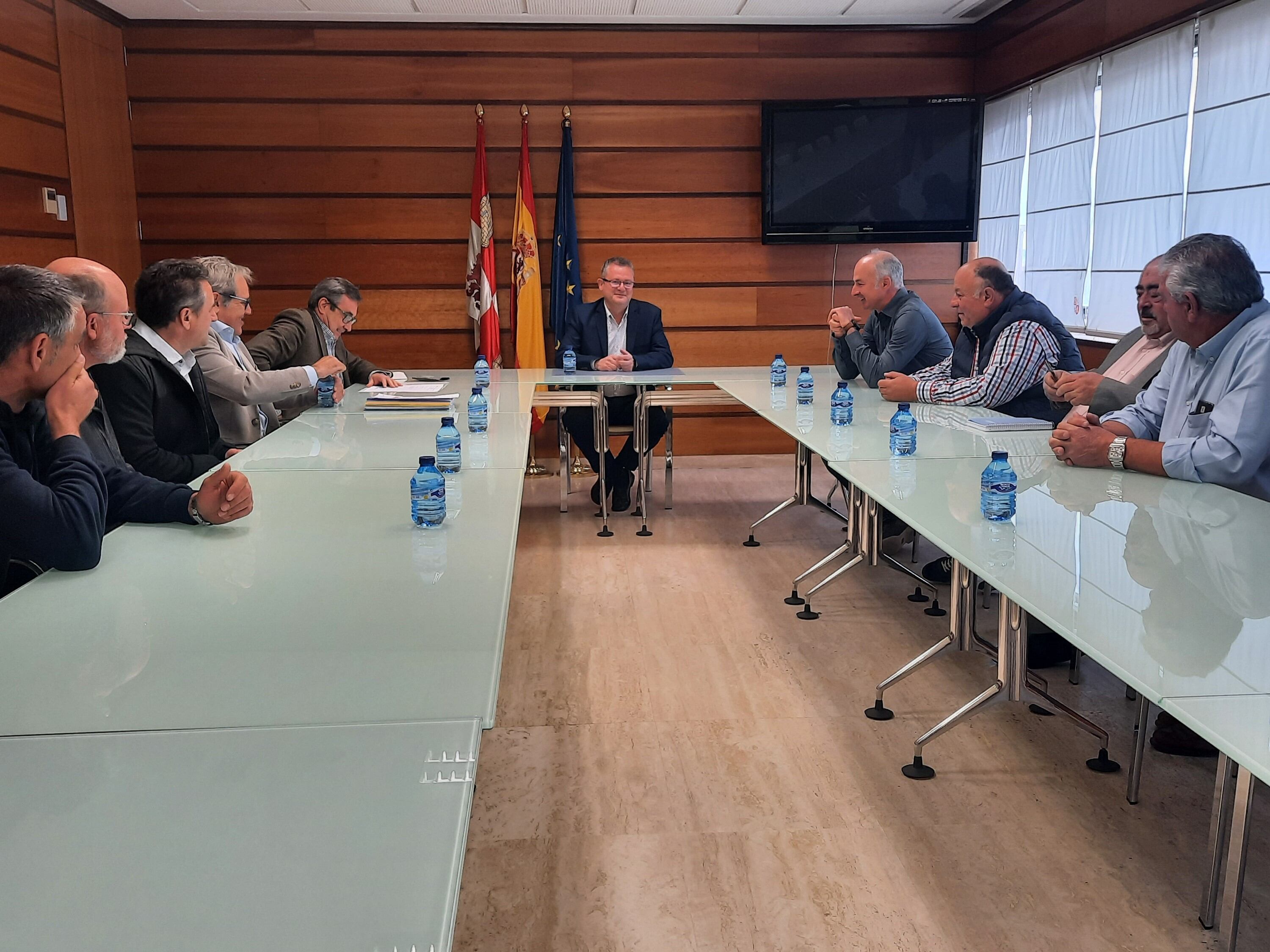 Reunión consejero de Agricultura de la Junta de Castilla y León con la Comunidad de Regantes de El Carracillo