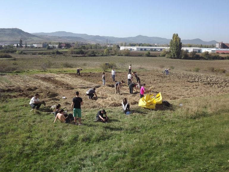 JÓVENES DE ERREKALEOR BIZIRIK TRABAJAN EN EL HUERTO DEL PROYECTO