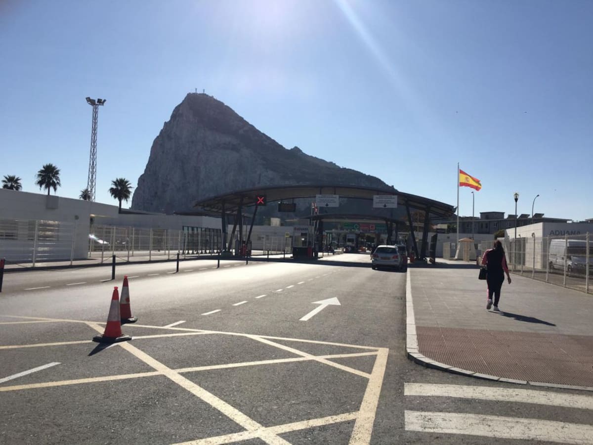 El Ayuntamiento de La Línea cede 1.800 metros al Estado para ampliar el viario del aeropuerto de Gibraltar