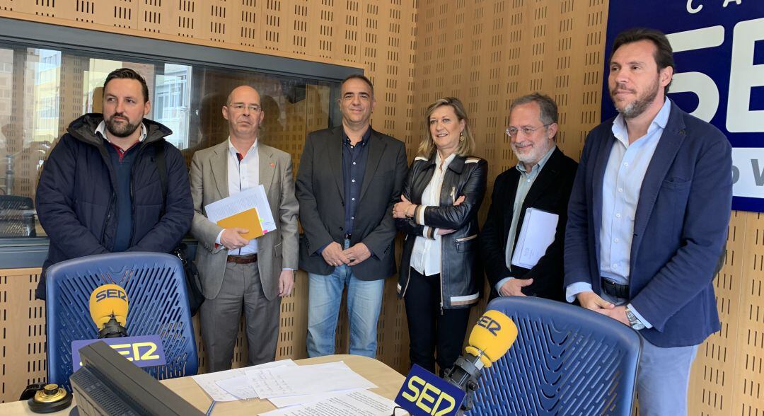 Los candidatos, con el director de Contenidos, Javier Cuevas (c), antes del debate