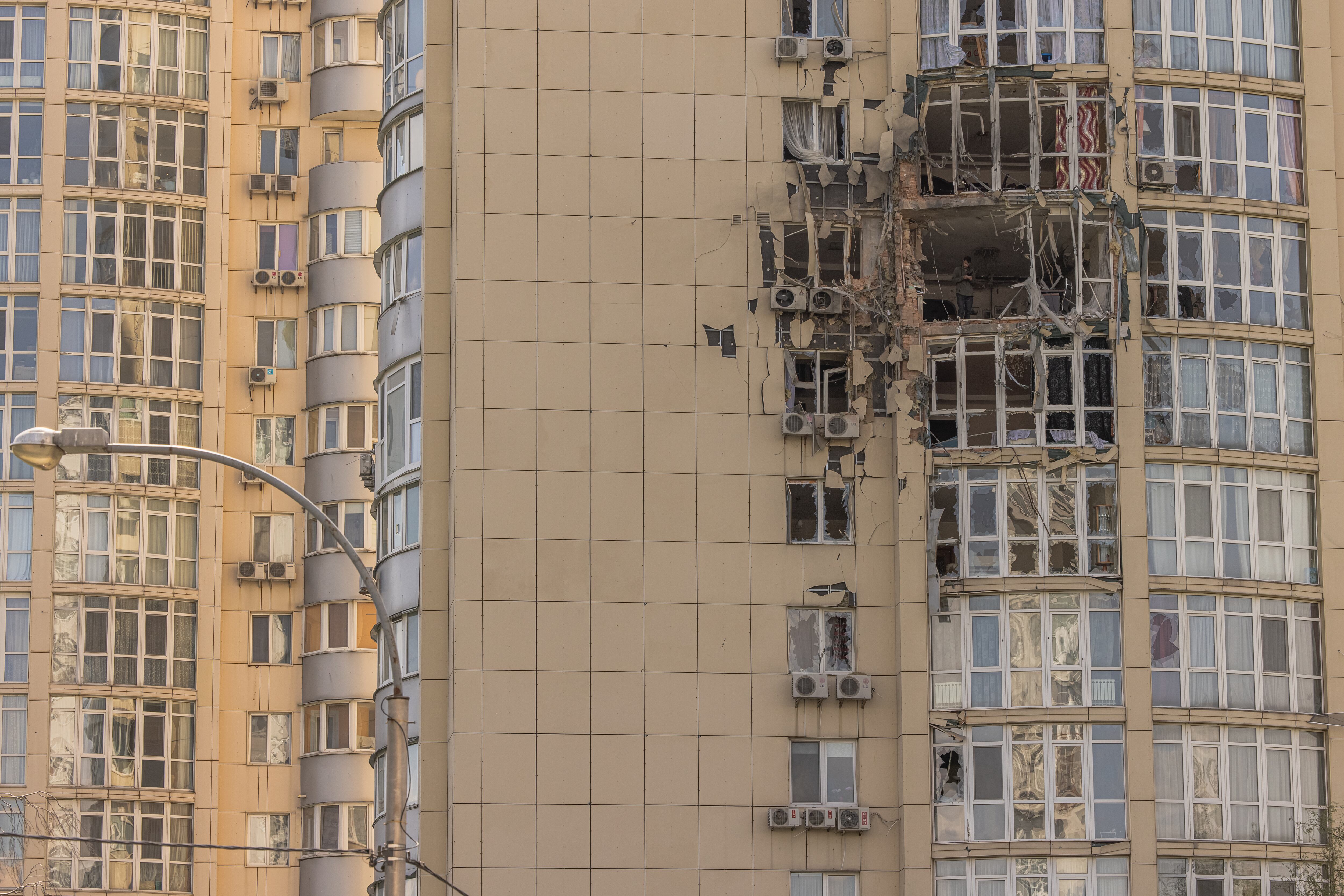 Edificio de Kiev alcanzado por el impacto de los restos de un dron derribado por la defensa aérea de la capital de Ucrania