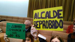 Protestas del público en el pleno