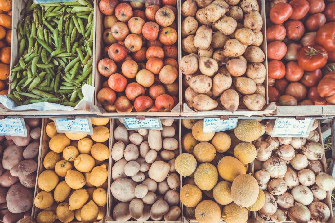 Imagen de archivo de varias cajas de frutas y verduras. 