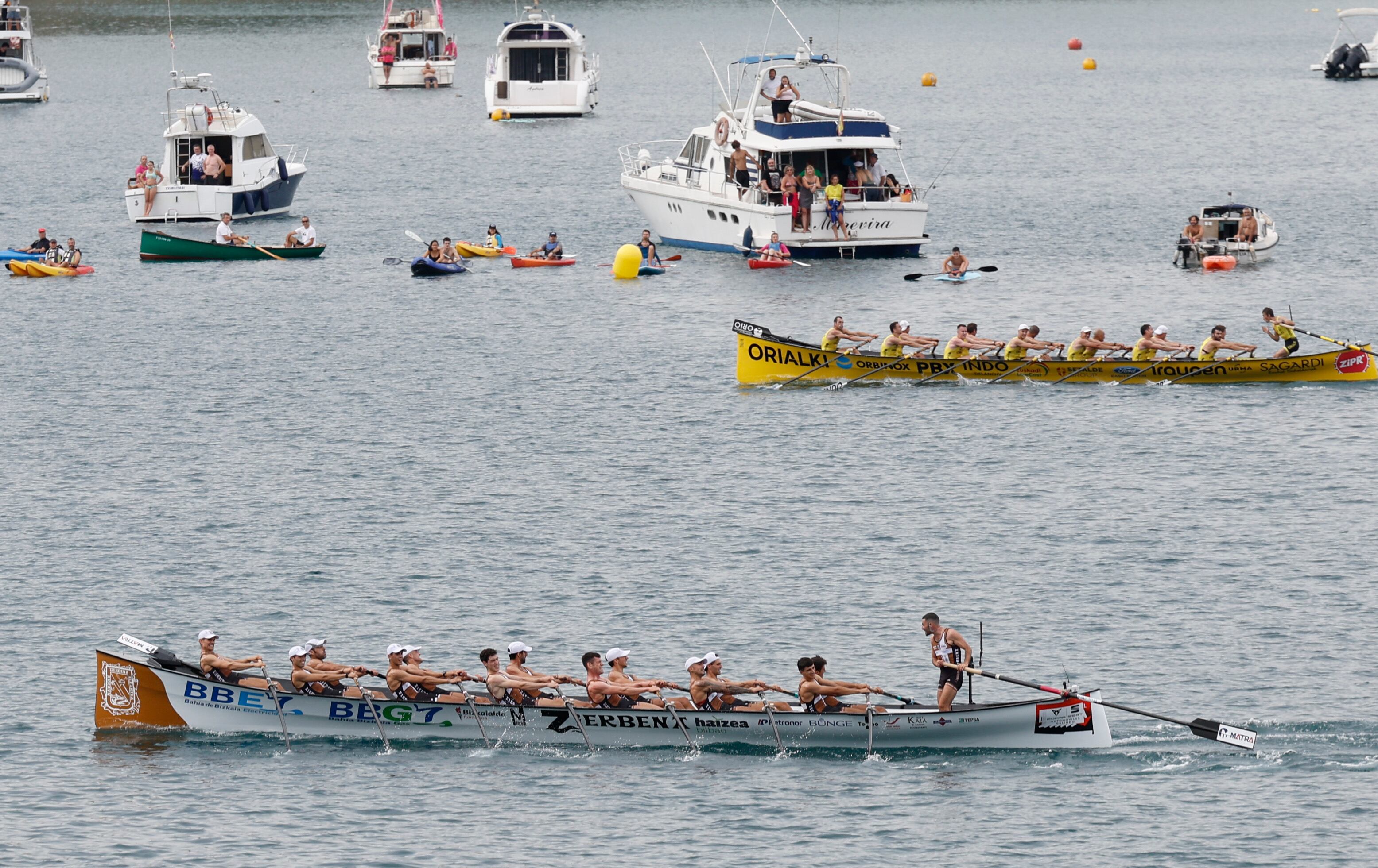 GRAFCAV2451. SAN SEBASTIÁN, 07/09/2025.- Zierbena (i) y Orio (d) llegarán igualadas a la segunda jornada de la Bandera de La Concha, a pesar de que los aguiluchos ganaron la tanda por tres segundos que fueron luego penalizados por una sanción disciplinaria con carácter previo a la salida, lo que deja todo igual que al principio con Bermeo-Urdaibai a seis segundos y también con opciones. EFE/Juan Herrero.