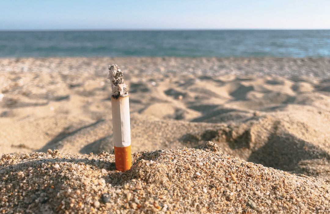 Un cigarro en la playa