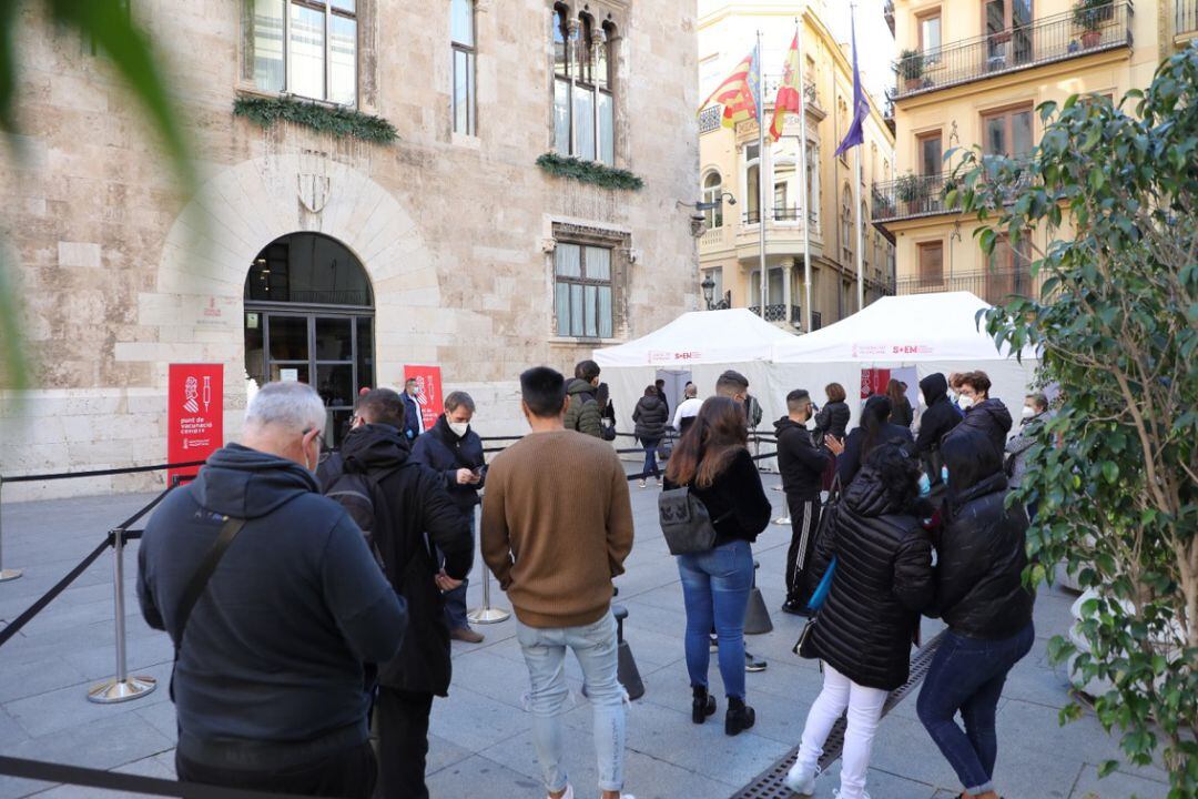 Cola de personas esperando vacunarse en el punto móvil instalado este sábado ante el Palau de la Generalitat