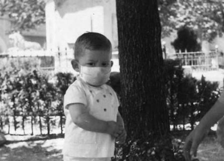 El president de la GVA, Ximo Puig, de niño, con una mascarilla colocada para la campaña Quenadiequedeatrás