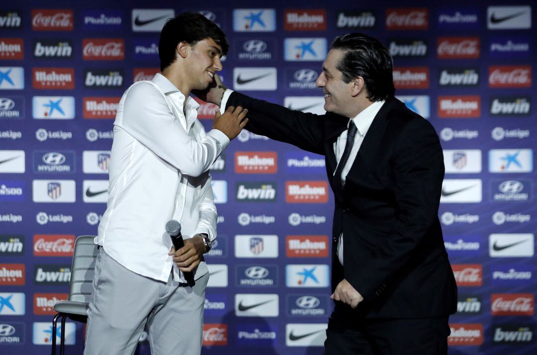 Joao Félix y Paulo Futre, en la presentación del exjugador del Benfica como futbolista del Atlético de Madrid.