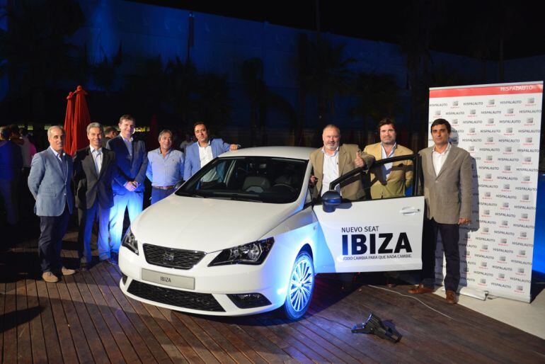 De izquierda a derecha, Guillermo Reales, Director Comercial Grupo Avisa, Juan Bermudo, Director Comercial de posventa de Grupo Avisa, José Antonio Manzano, Director Comercial de Avisa VW, Francisco Reales, Director de AVISA Servicios Integrales, Alfonso Reales, Director General Grupo Avisa, Juan José Olier, Director Comercial de Hispalauto, Óscar González-Barba, Director de MKT y Comunicación Grupo Avisa y Enrique Reales, Director Gerente de Hispalauto