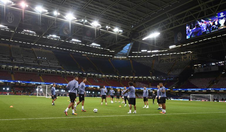 Los jugadores del Madrid se entrenan en el escenario de la Champions a 24 horas de la final