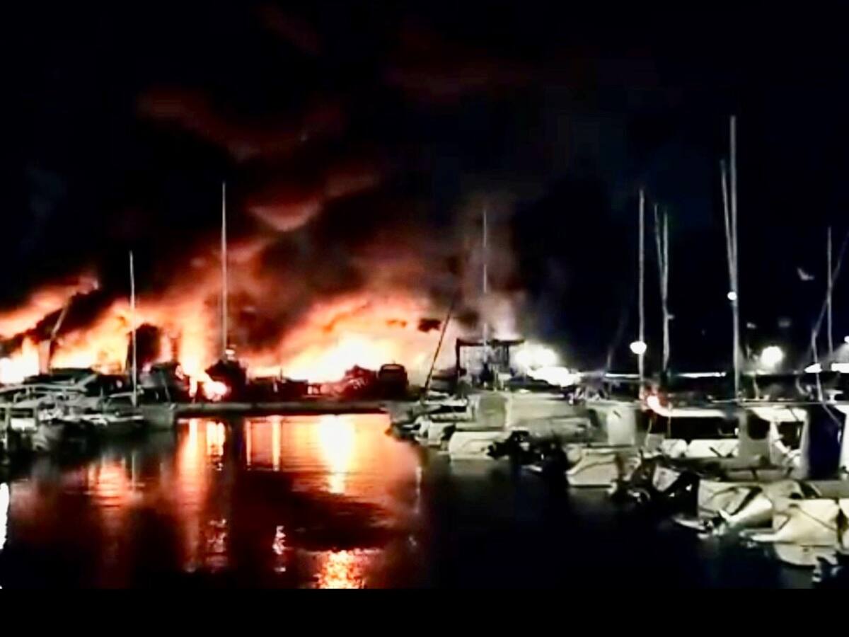 Un aparatoso incendio en La Bajadilla de Marbella calcina 80 embarcaciones