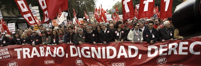 Cabeza de la manifestación convocada por los sindicatos en Madrid bajo el lema &quot;Trabajo, dignidad, derechos. Quieren acabar con todo&quot; para celebrar el Primero de Mayo