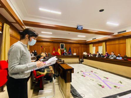 Gloria Serrano, durante la lectura de su discurso en el pleno del ayuntamiento