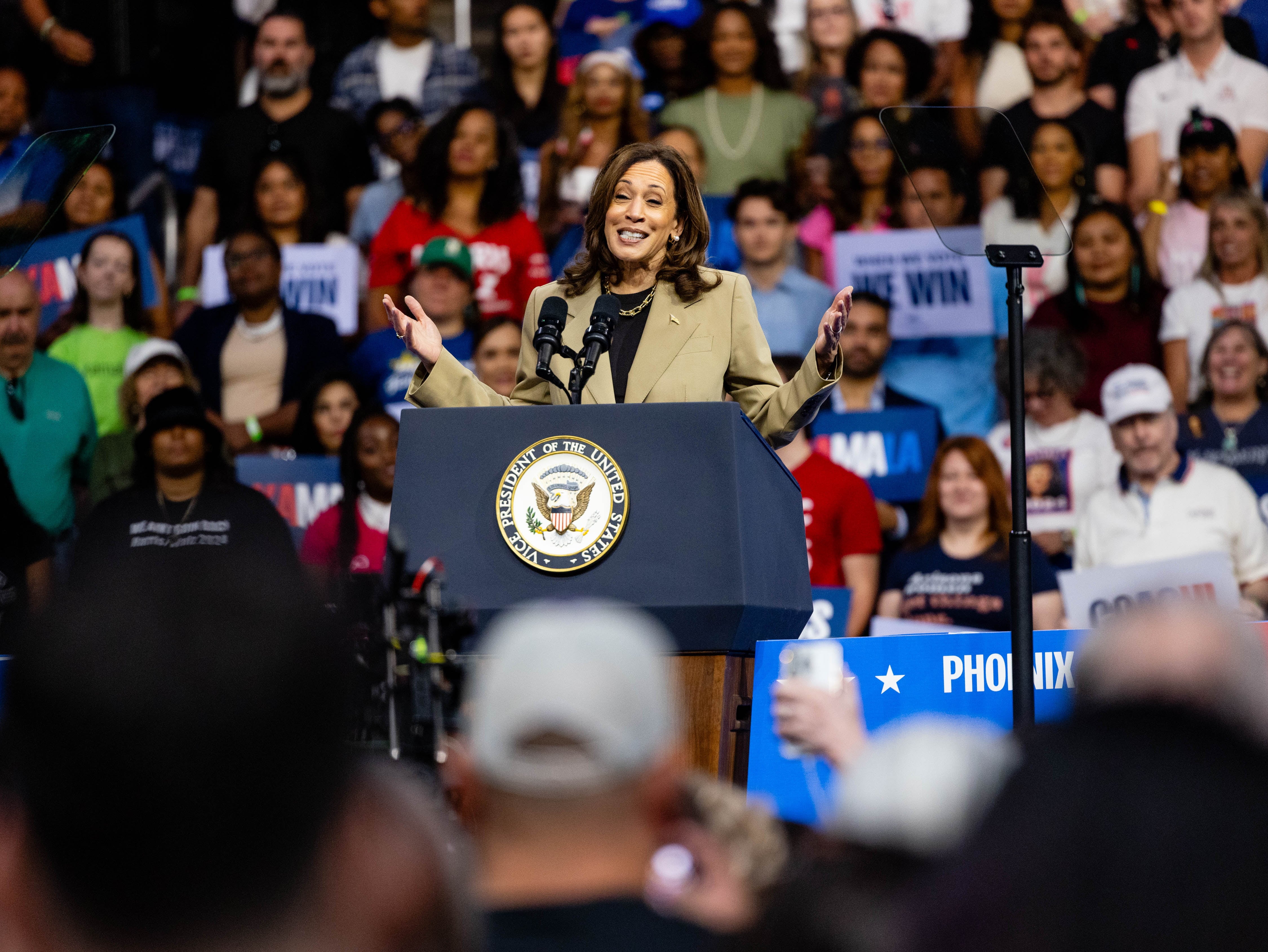 Kamala Harris durante un mitin en Arizona, USA, 09 August 2024. (Fénix) EFE/EPA/CASSIDY ARAZIA