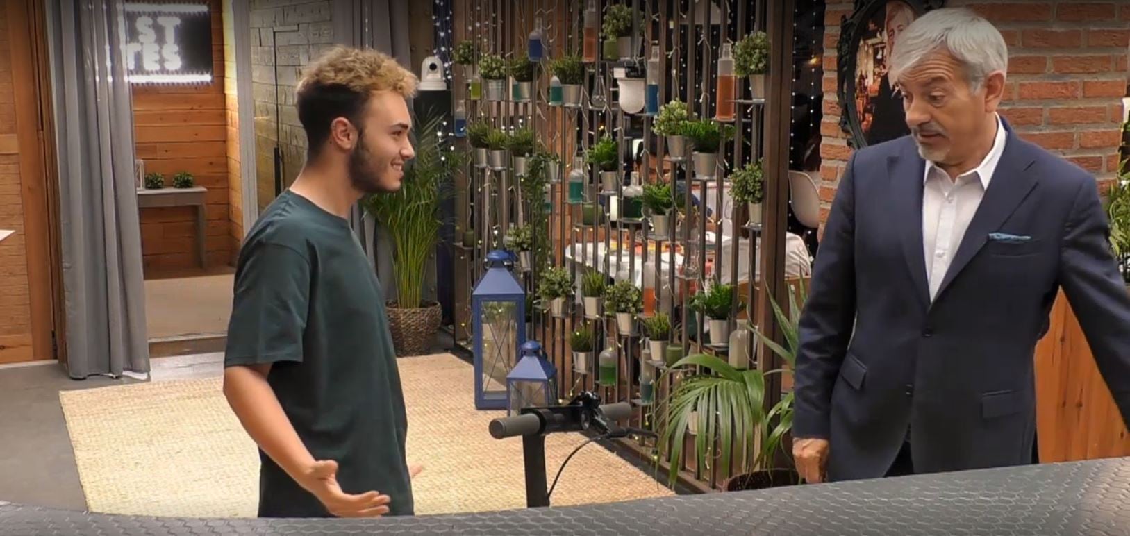 Así ha llegado Hugo al plató de First Dates, en patinete y saludando con la mítica frase de David Bisbal