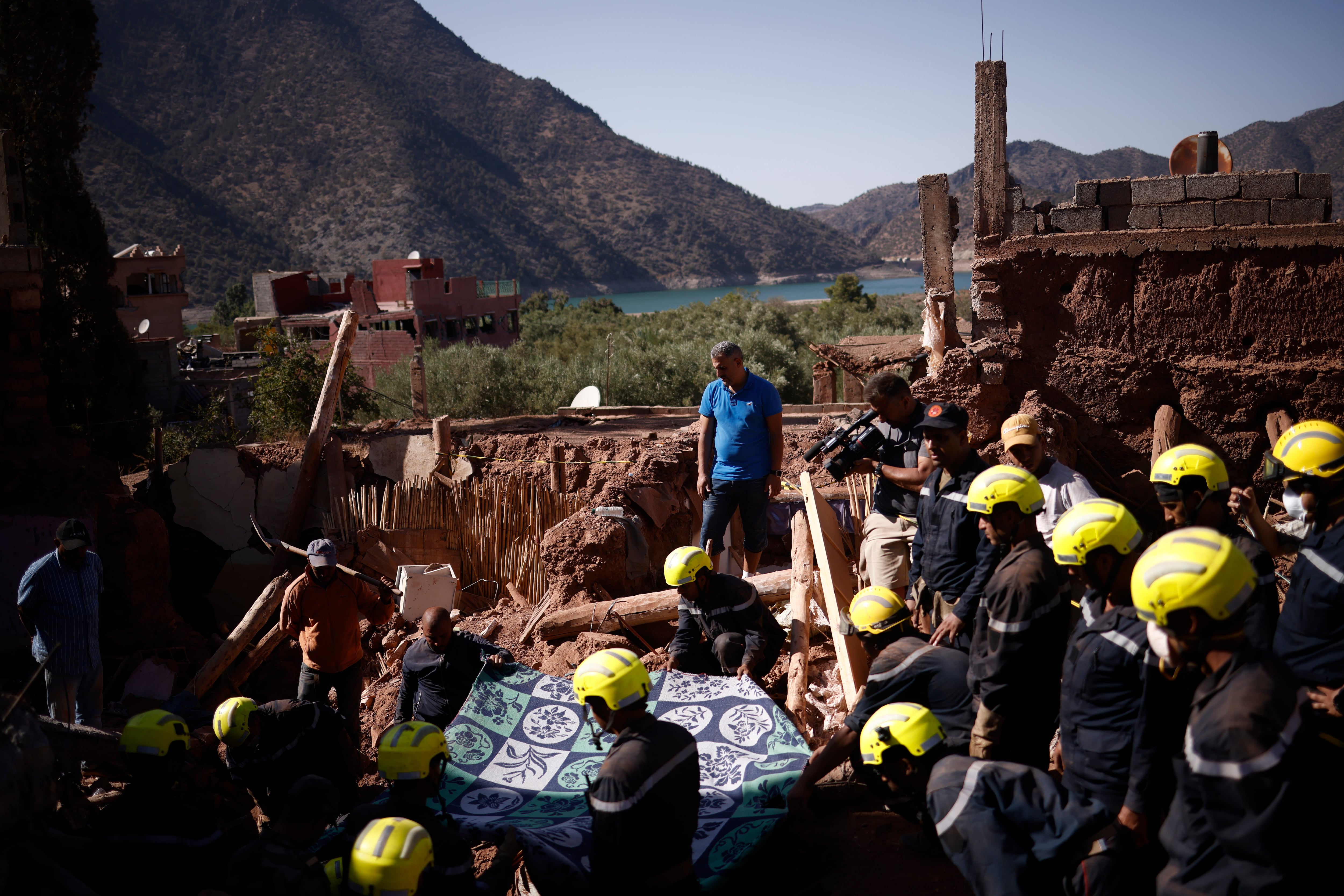 Equipos de rescate en Marrakech.