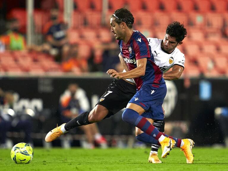 Guedes y Campaña, durante un derbi disputado en Mestalla
