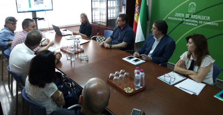 Reunión del delegado de Fomento y Vivienda, José Manuel Higueras, con alcaldes y responsables municipales de la línea de autobús.