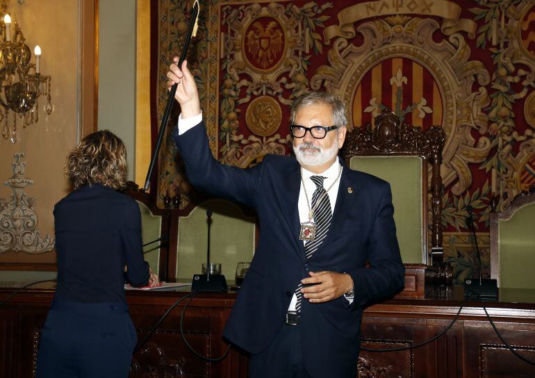 Fèlix Larrosa mostra la vara d'alcalde segons després que li donés la fins ara alcaldessa en funcions, Montse Mínguez.