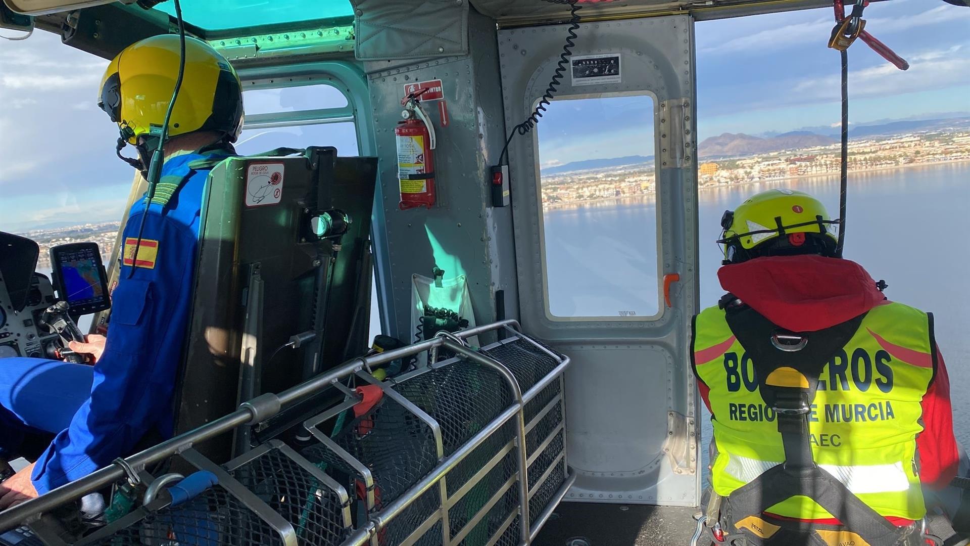 Archivo. Medios aéreos buscan al joven desaparecido en el Mar Menor