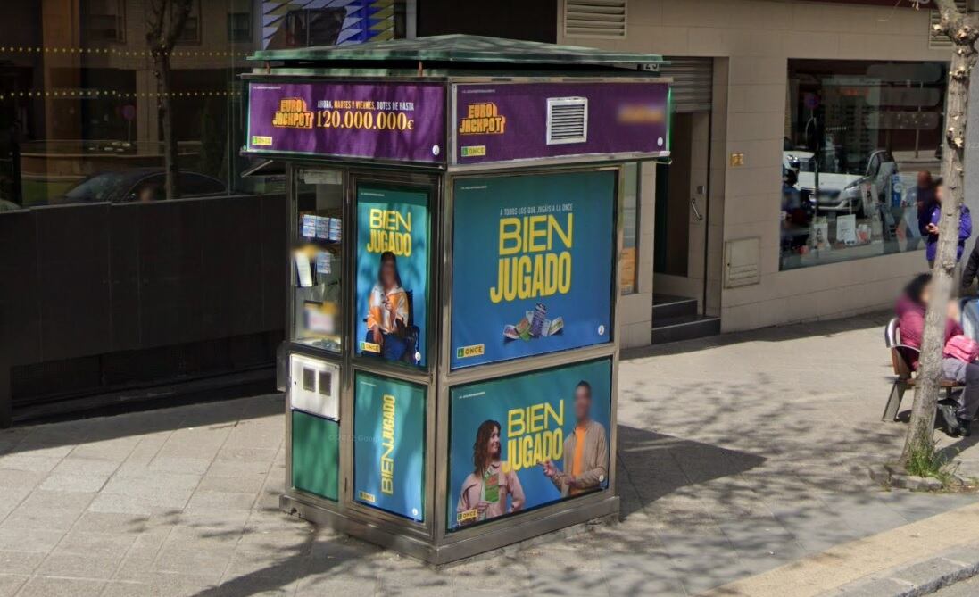 Imagen del puesto vendedor de la ONCE en la avenida de Andalucía de Valdemoro