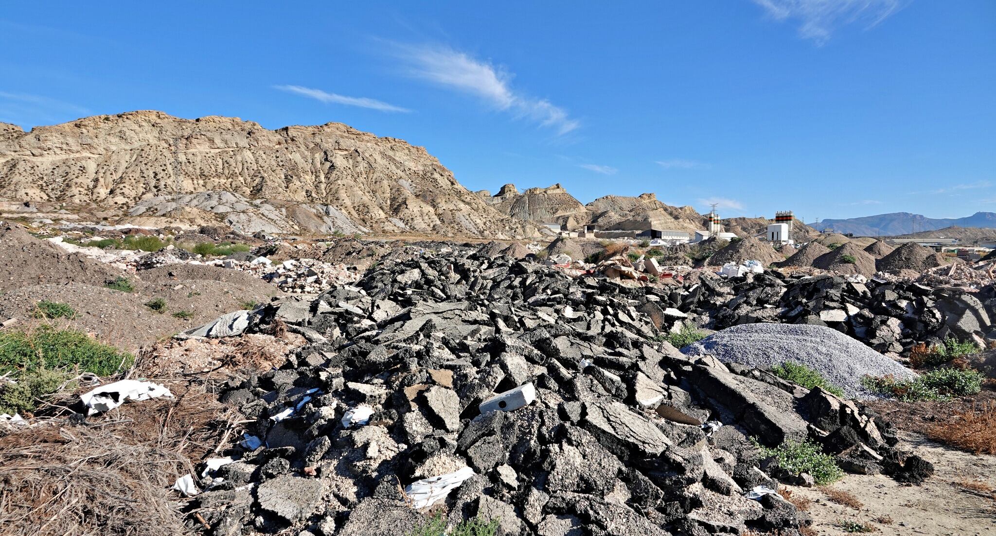 Escombros en el entorno de Serrata