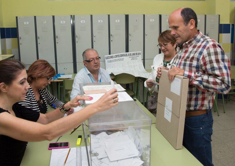Imagen de una de las mesas de votación de estas elecciones generales