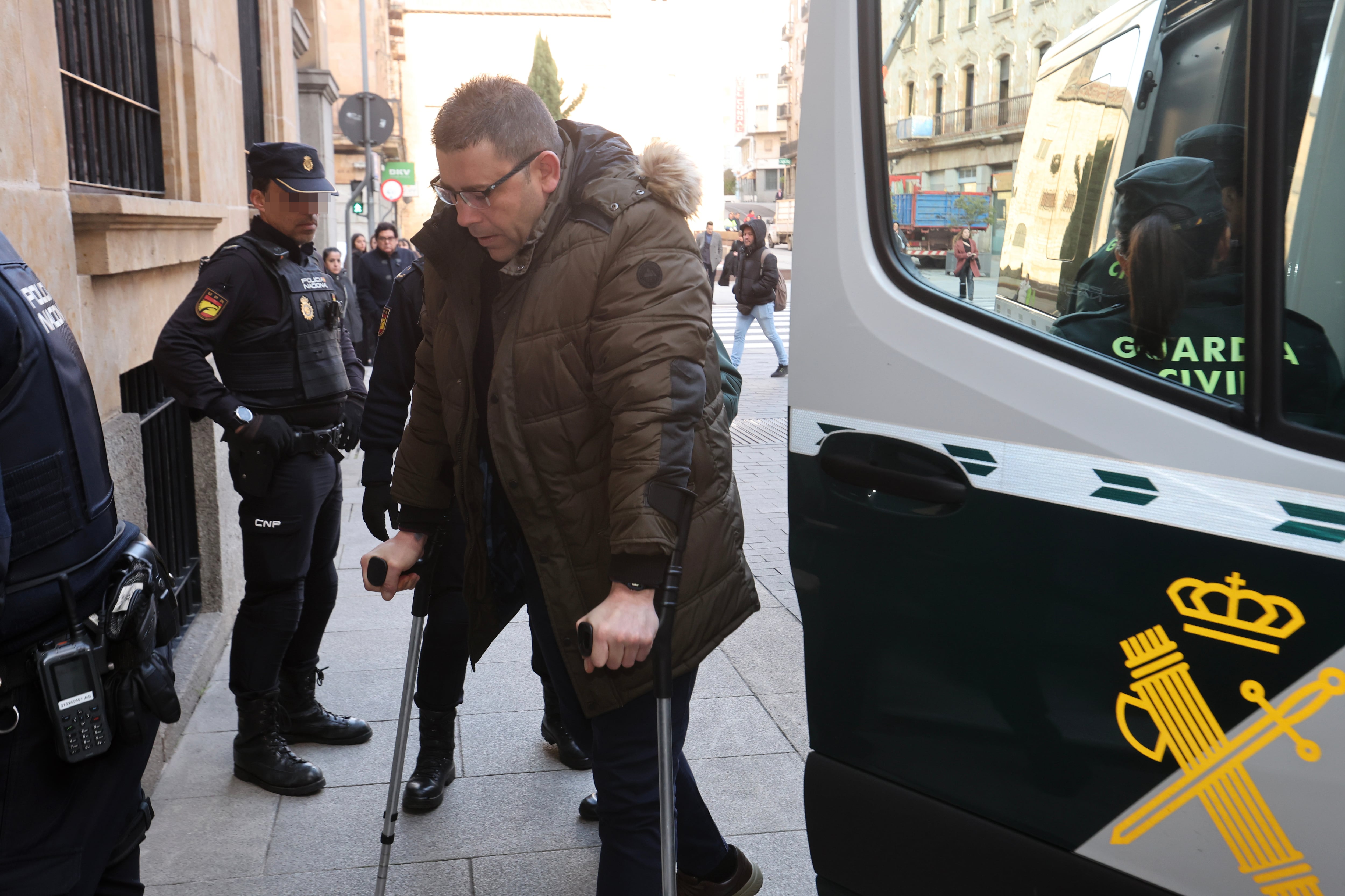 CIUDAD RODRIGO, 21/02/2024.- El hombre acusado del homicidio por apuñalamiento de un joven en un bar de Ciudad Rodrigo (Salamanca) durante el Carnaval del Toro de 2022, a su llegada a la tercera jornada del juicio por jurado popular en la Audiencia Provincial de Salamanca EFE/ J.M. García