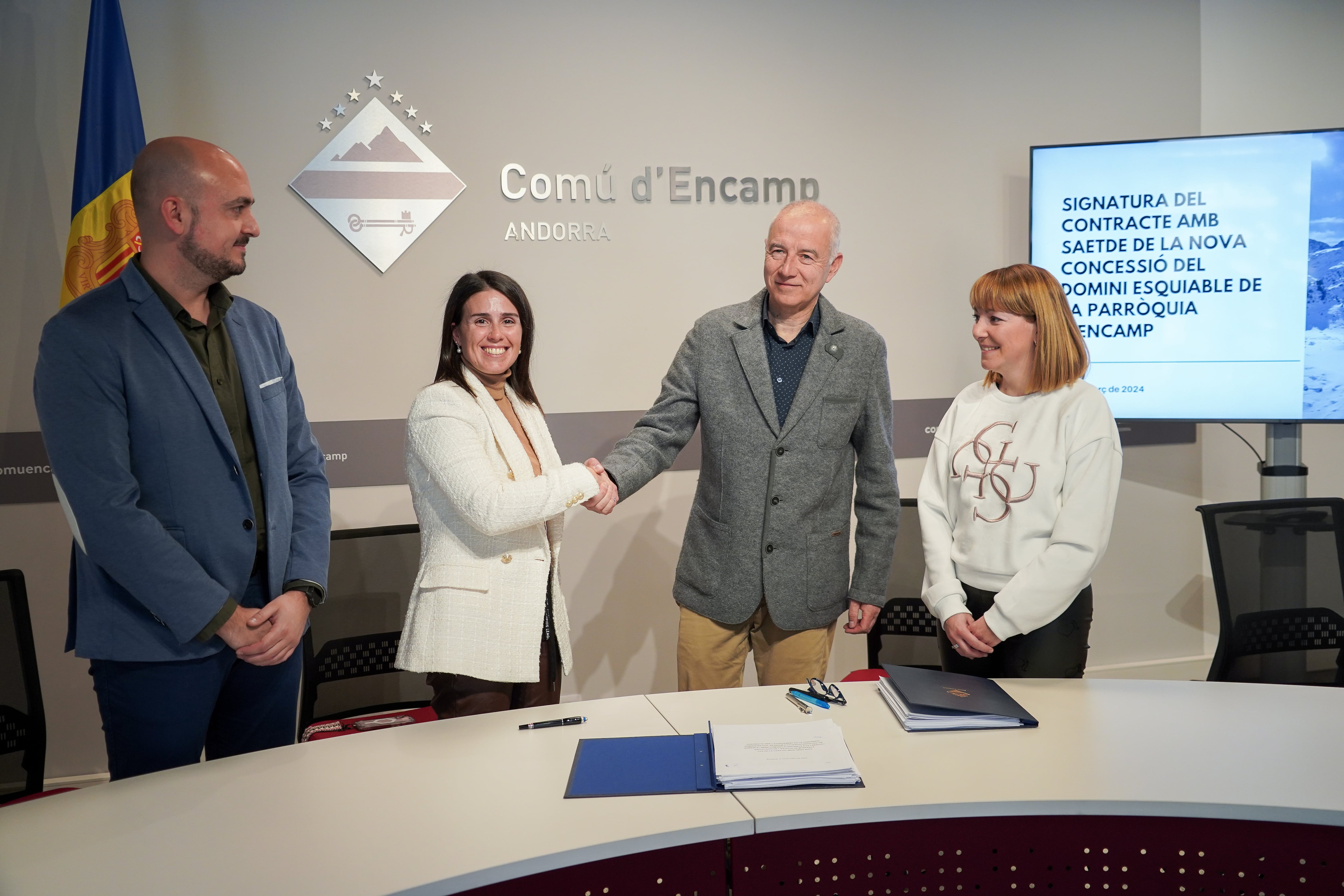 Acte de signatura entre SAETDE i el comú d'Encamp de renovació de la concessió de part de Grandvalira ara fa un any amb els cònsols, Laura Mas i Xavier Fernàndez, i per part de Saetde, la presidenta de la Societat, Olga Alves, i el conseller delegat, Joan Viladomat.