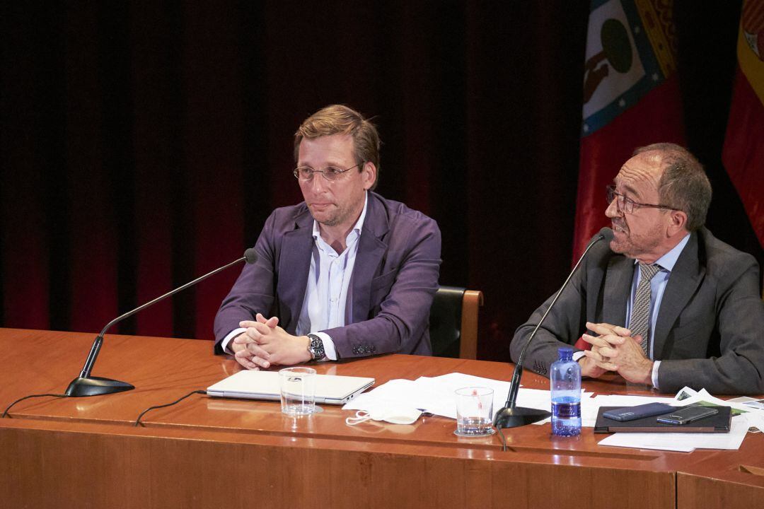 El alcalde de Madrid, José Luis Martínez-Almeida (i), junto al embajador de España en la Unesco, Juan Andrés Perelló (d), tras conocer que el &#039;Paisaje de la Luz&#039; ha sido inscrito como Patrimonio Mundial por la Unesco, en el Auditorio del Museo del Prado, 