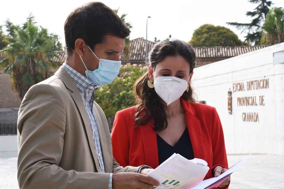 La diputada de Medio Ambiente, María del Carmen Fernández, y el gerente de Ecovidrio en Andalucía, Jesús Gutiérrez analizan los datos de reciclaje en Granada